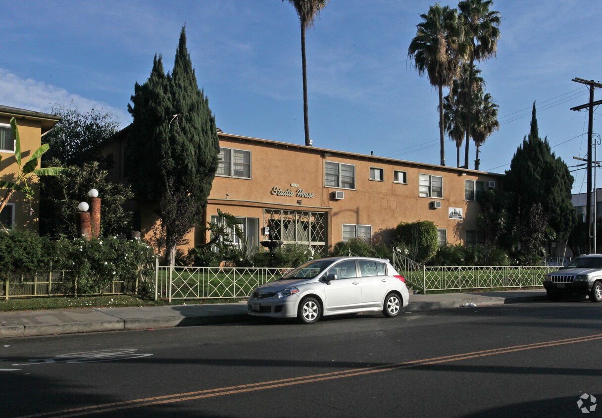 Building Photo - 6201 Fountain Ave