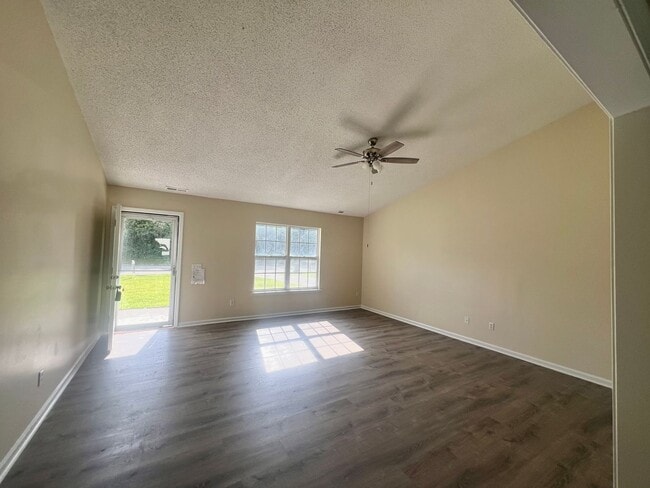 Foto del edificio - RENT SPECIAL! Freshley Painted! Updated Fl...