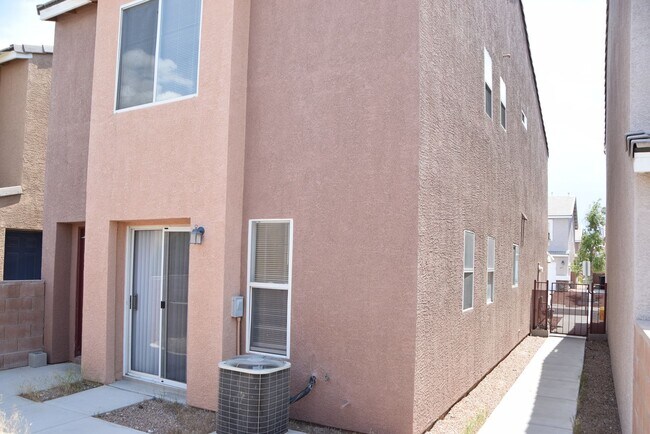 Foto del edificio - NE GATED COMMUNITY WITH POOL