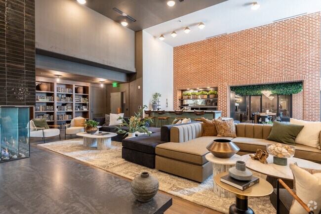 Sala de estar junto a la chimenea - NOVEL Scott's Addition by Crescent Communi...