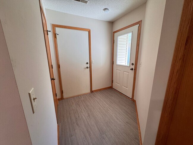 Foto del edificio - Fully Updated 2 Bed, 1 Bath End-Unit Townhome