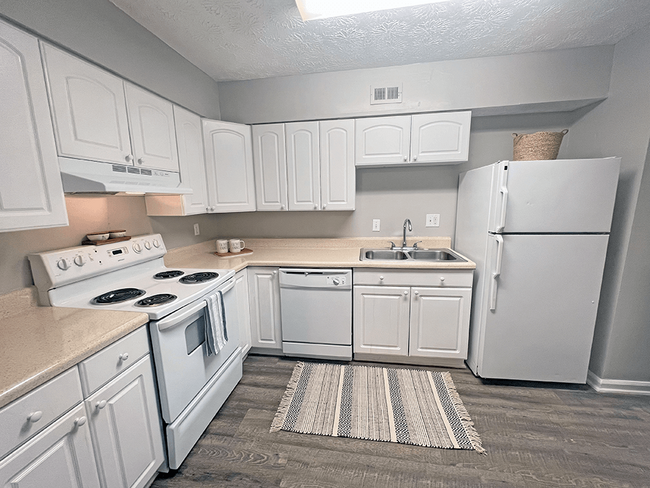 Cocina completamente equipada con lavaplatos - Pine Grove Apartments