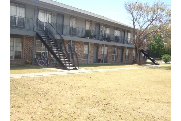 Primary Photo - Henderson Place Apartments