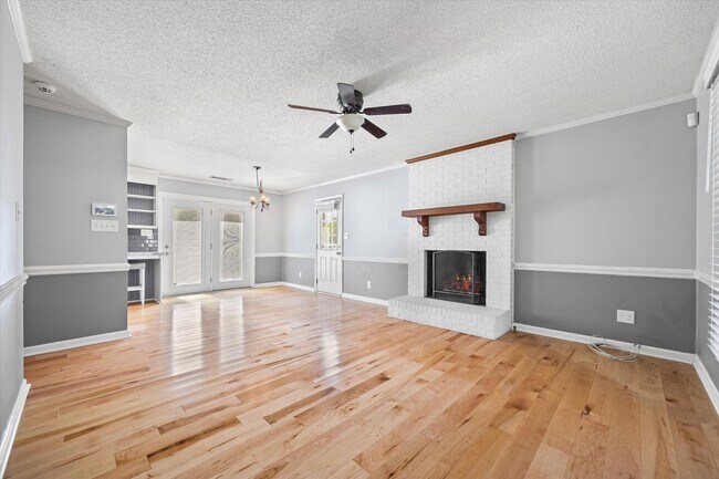 Foto del edificio - Updated and well maintained 3 bedroom, 2 b...