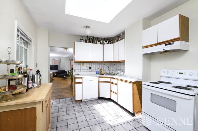 Building Photo - 3 Bd, 2 Bath, Natural Light