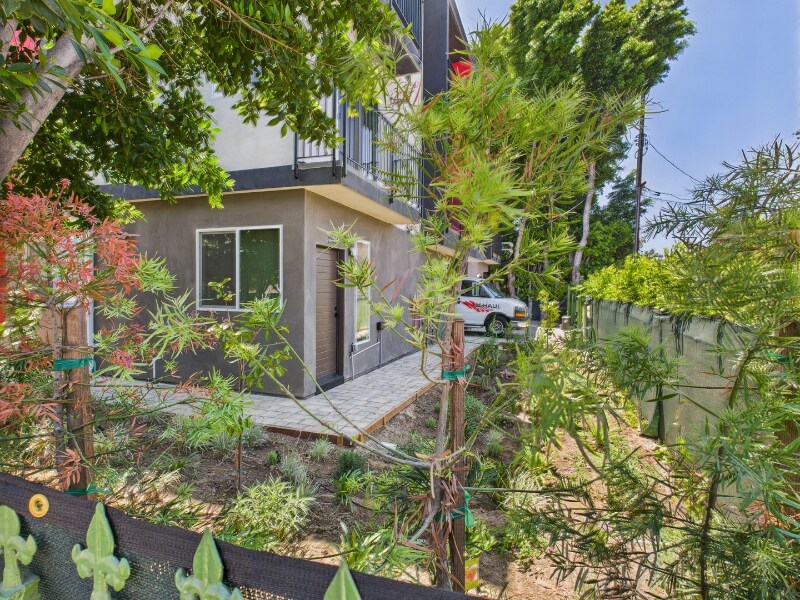 Foto principal - 15502 Chase St