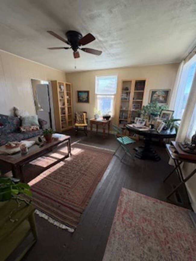 Building Photo - 2 Bedroom Single Family Home