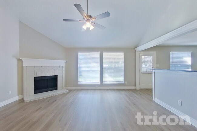 Foto del edificio - 3454 Charing Cross Rd