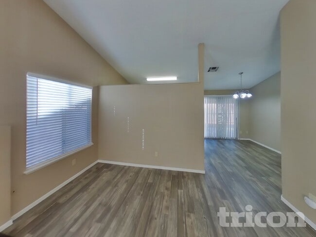 Building Photo - 733 Reagan Dr