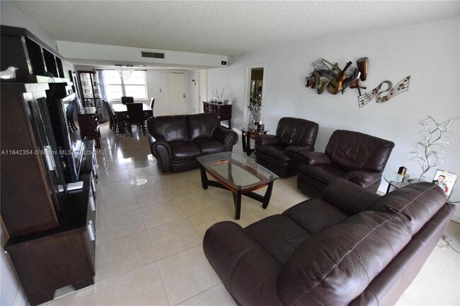Foto del edificio - 3800 Oaks Clubhouse Dr