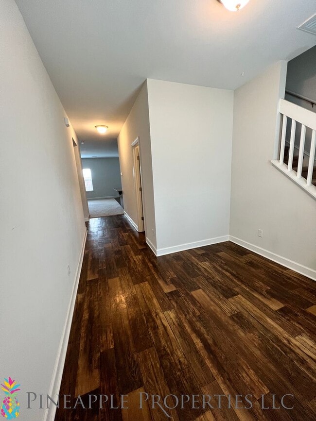 Building Photo - HUGE 3bed/2.5 Bath Townhome Available Now