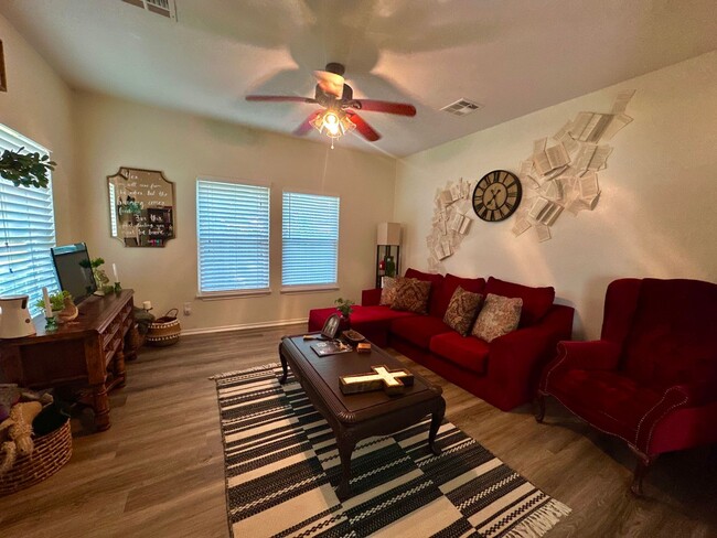 Building Photo - Charming 3/3 House in with Covered Parking Near Campus!