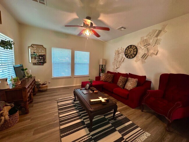 Foto del edificio - Charming 3/3 House in with Covered Parking Near Campus!