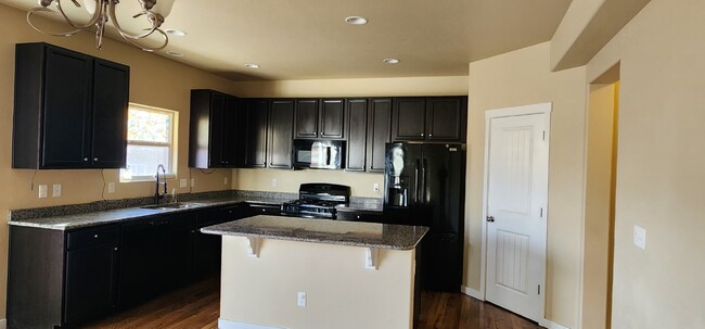 Building Photo - 4 Bed Home with Spacious Layout in NE Colo...