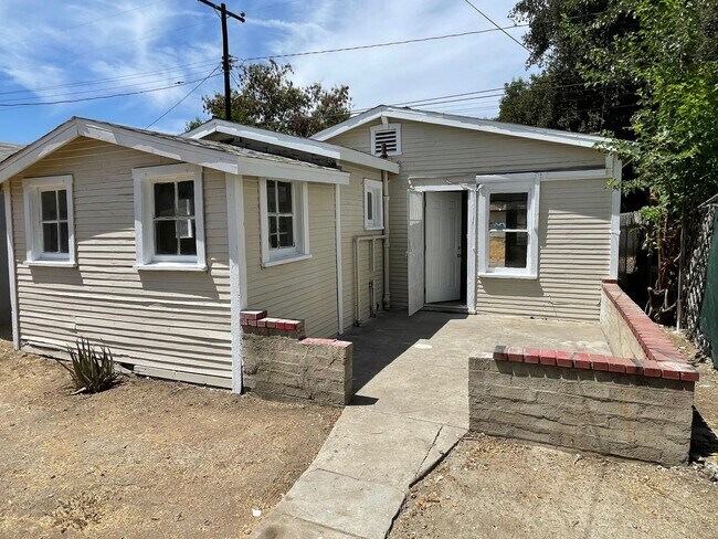 Building Photo - 1726 N Sierra Way