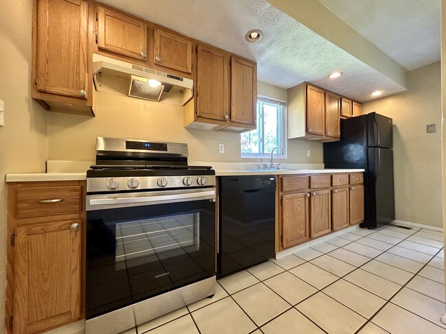 Building Photo - 6490 Almont Dr