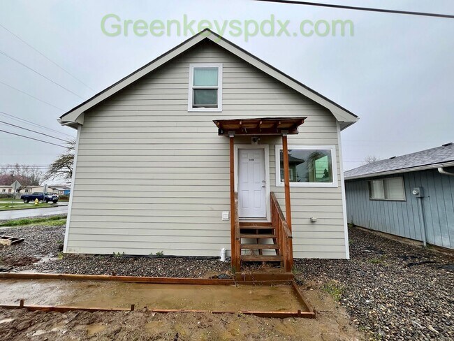 Building Photo - 2-Bedroom, 1-Bathroom Unit Available in Multiplex Near Downtown Hillsboro
