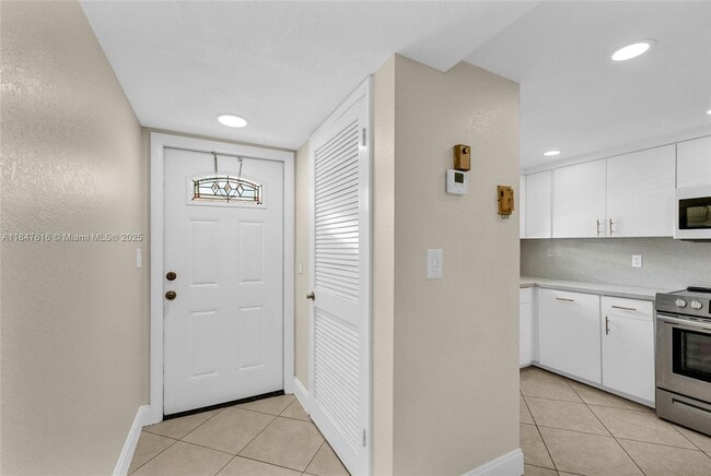 Foto del edificio - 681 S Hollybrook Dr