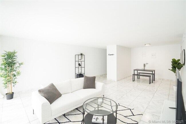 Foto del edificio - 2100 NE 33rd Ave