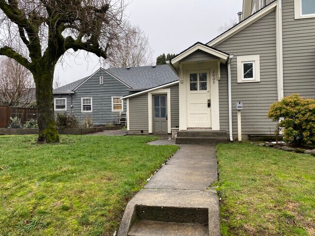 entrance - 2009 SE 37th Ave