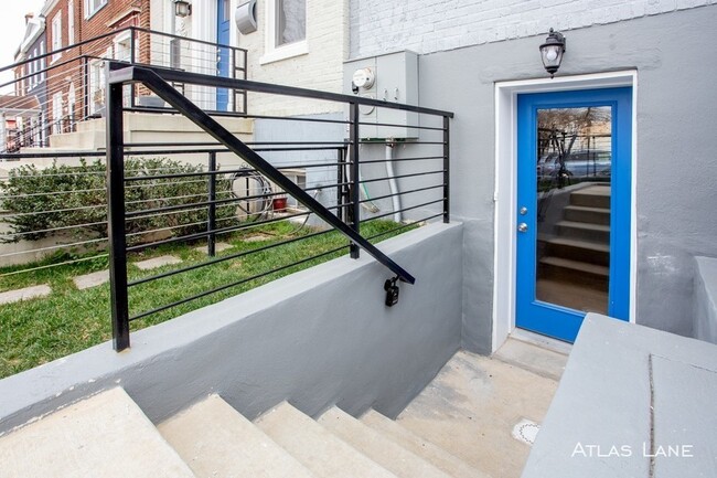 Building Photo - Fully Renovated 1 Bedroom Near Metro