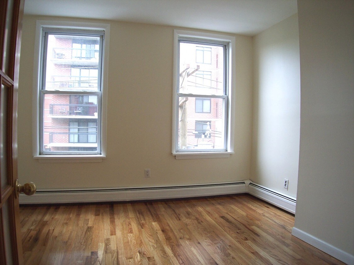 Primary Photo - 107 Harrison St