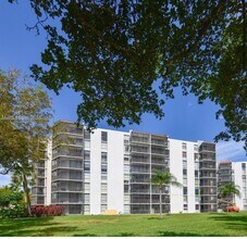 Building Photo - 3301 N Country Club Dr