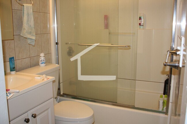 Photo - Charming 4 Bedroom Apartment