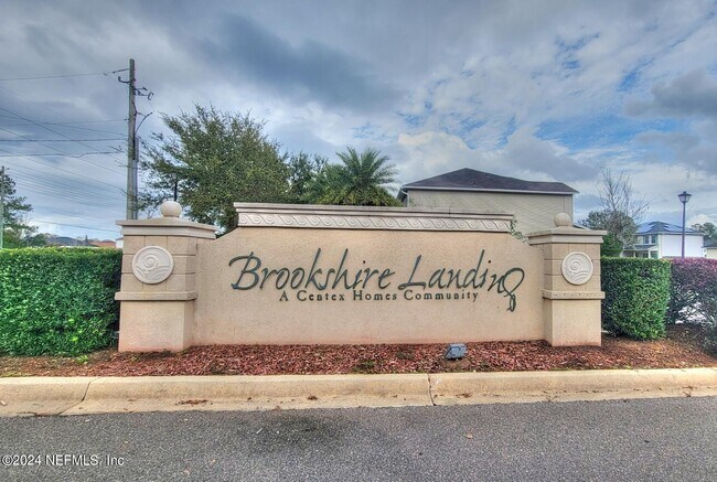 Foto del edificio - 7131 Rampart Ridge Cir W