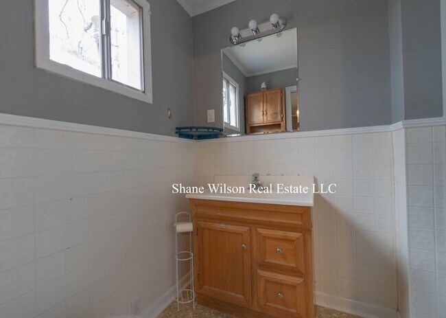 Building Photo - Cozy Upstairs 1 BR / 1 BA Duplex Unit For ...