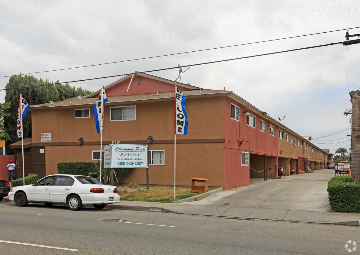 Lakewood Park - Corinthian Properties, LLC/ 17630 Lakewood Boulevard / Clau