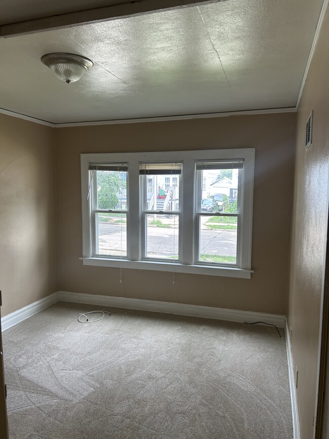 Building Photo - 3041 S Hanson Ave