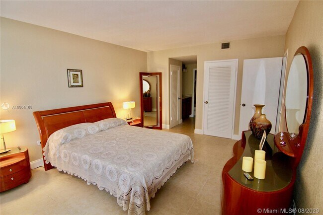 Building Photo - 3111 N Ocean Dr