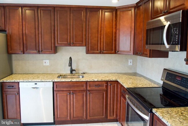 Foto del edificio - 7341 Crestleigh Cir