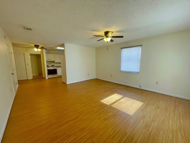 Foto del edificio - Island duplex, 2 BR / 1 BA / 1 Car Garage