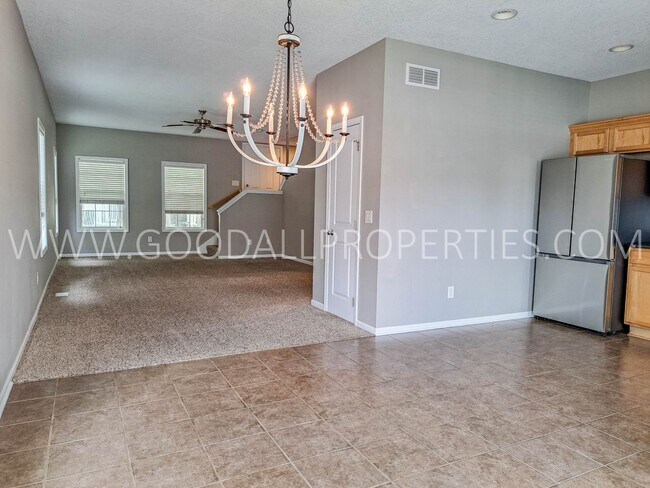 Foto del edificio - 3 Bedroom 2 Bath Townhome End Unit in the ...