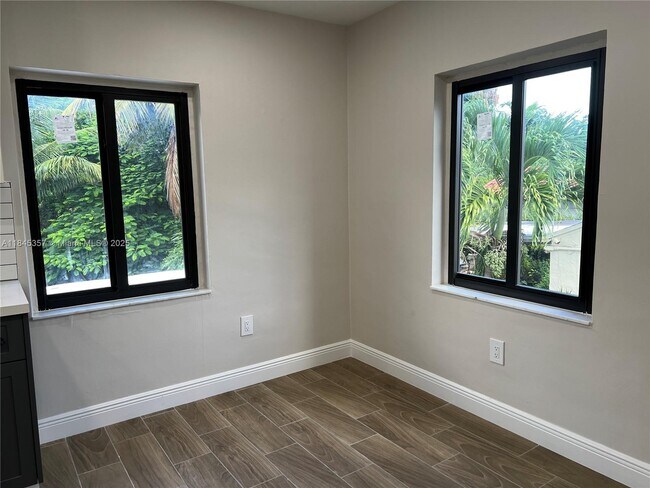 Building Photo - 1136 SW 12th Ct