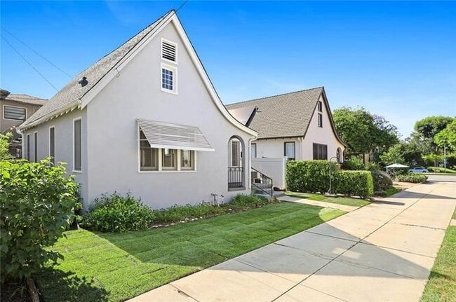 Building Photo - 2101 W Huntington Dr