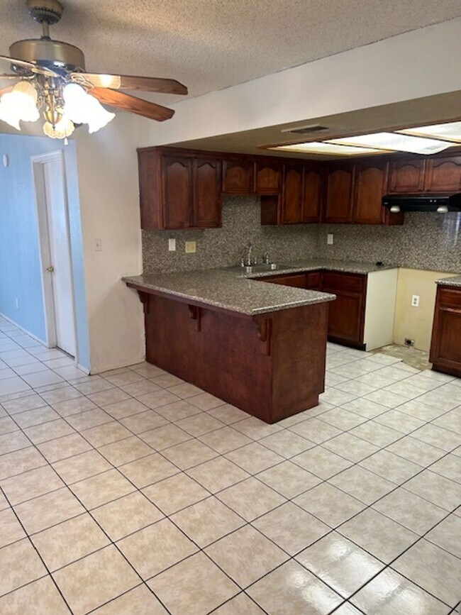 Foto del edificio - Charming Home in 93307!