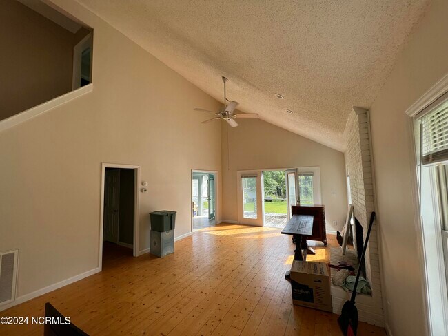 Building Photo - 344 Rock Creek Dr