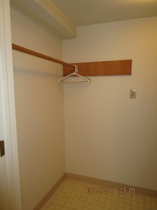 Building Photo - SHOWINGS BEGINNING 6/24/2024!!! Huge Downt...