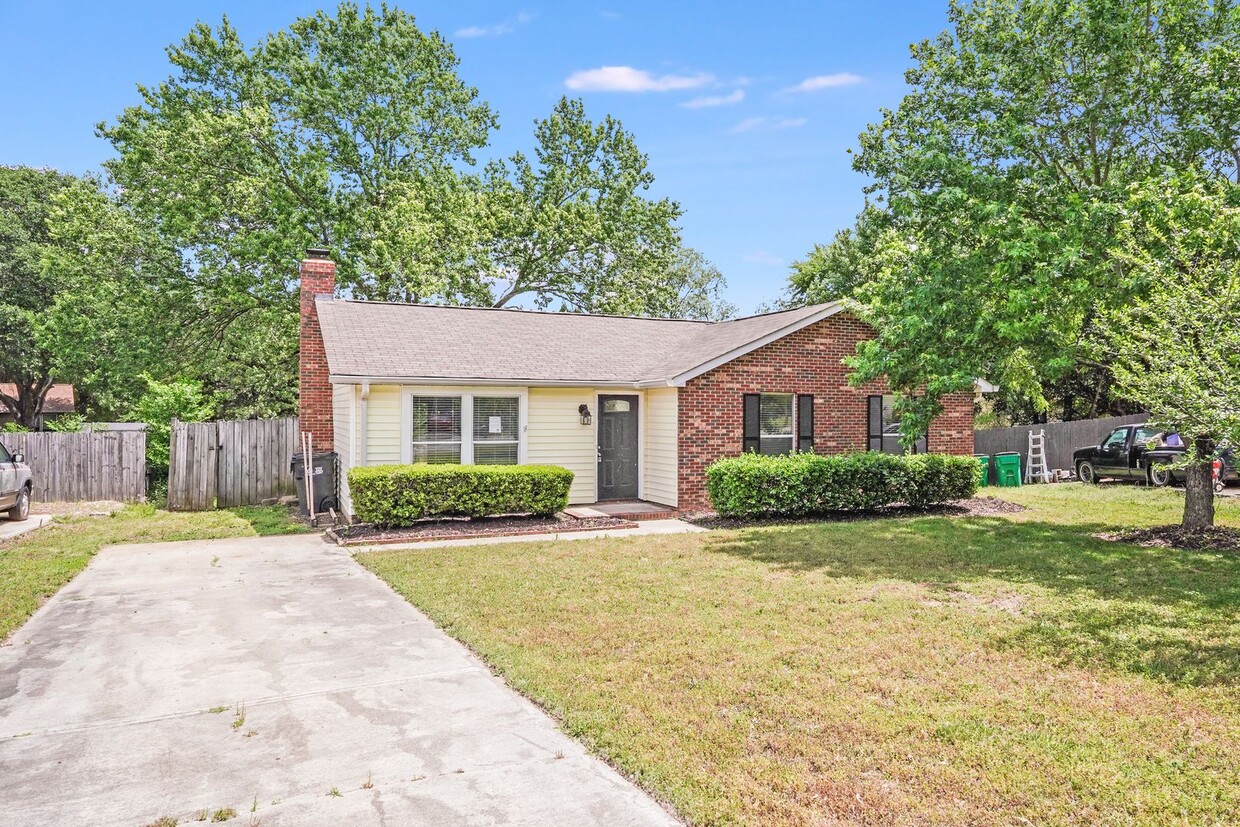 Foto principal - Stylishly Updated 3-Bedroom Home in Sought...