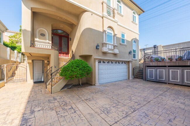 Foto del edificio - Luxury Detached Townhome in Redondo Beach
