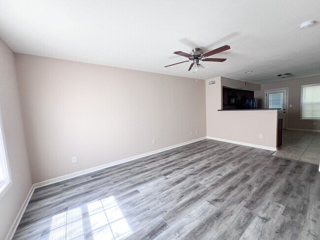 Foto del edificio - 2 Bedroom 1.5 Bathroom Townhome