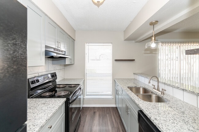 Building Photo - Top Location! Right in the heart of beautiful downtown Boerne!