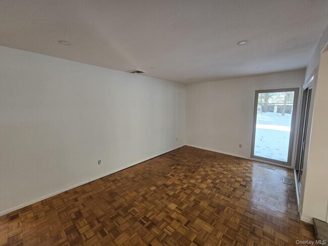 Foto del edificio - 10 Chestnut Dr