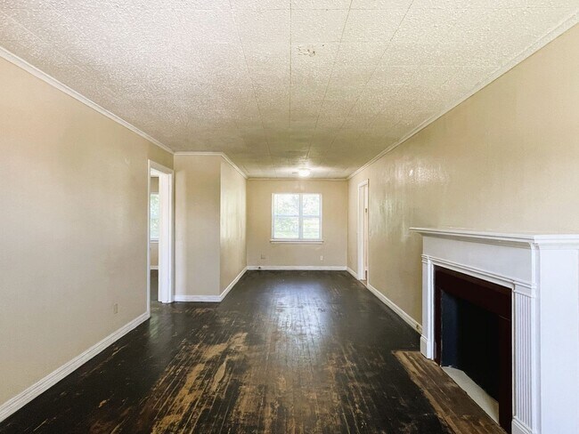 Building Photo - Charming 3 Bed Brick Home Conveniently loc...