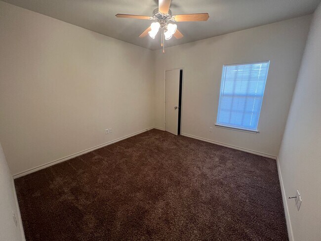 Building Photo - 708 Paso Fino St