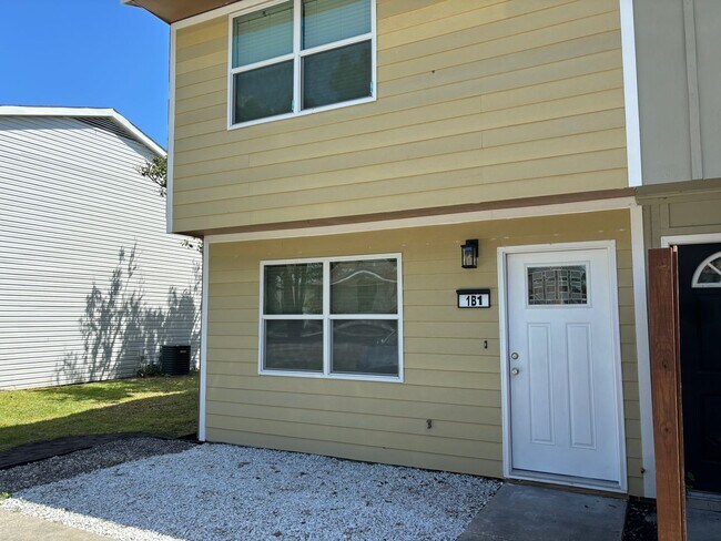 Building Photo - Newly Renovated 2 bed 1.5 bath close to th...