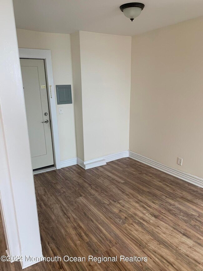 Building Photo - 1072 N Ocean Ave